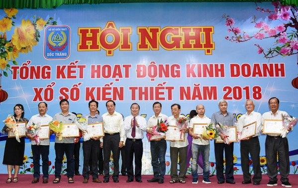 Ông Trần Văn Chuyện, Chủ tịch UBND tỉnh Sóc Trăng trao bằng khen cho các cá nhân có thành tích xuất sắc