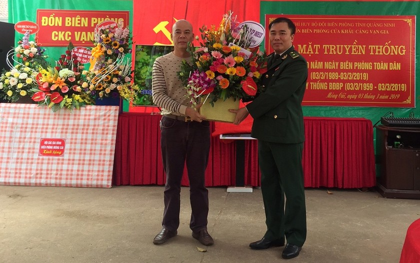 Ông Hoàng Văn Cường giám đốc công ty CP Indeco tặng hoa chúc mừng cán bộ chiến sỹ biên phòng Vạn Gia