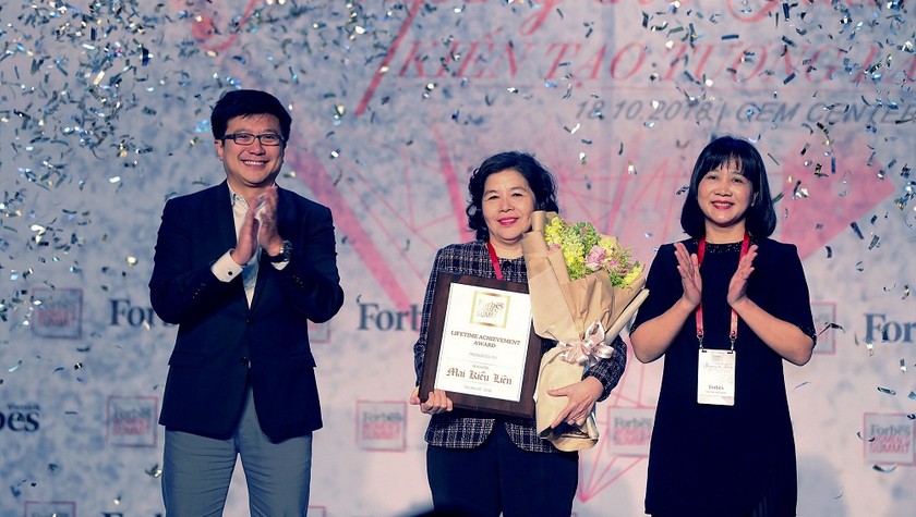 Bà Mai Kiều Liên nhận giải thưởng "Thành tựu trọn đời" do Tạp chí Forbes Việt Nam trao tặng