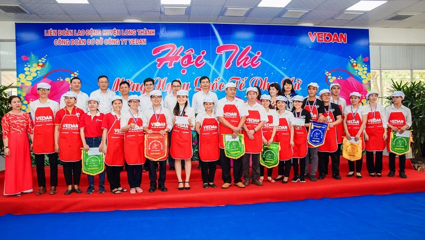 Các đội giành giải thưởng nấu ăn chụp ảnh lưu niệm với Ban Giám đốc Cty