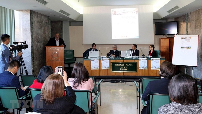 Phó Thị trưởng Perugia Michele Fioroni phát biểu tại Hội thảo. (Ảnh: Ngự Bình/TTXVN)
