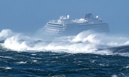 Tàu Viking Sky mắc kẹt giữa biển vì hỏng động cơ. Ảnh: ABC News/VnExpress