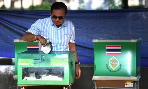 Thủ tướng Prayut Chan-o-cha bỏ phiếu sáng 24/3. Ảnh: AFP/VnExpress