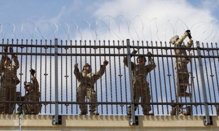 Quân đội Mỹ lắp đặt hàng rào dây thép gai ở biên giới Mỹ - Mexico, khu vực thuộc thành phố McAllen, bang Texas hồi tháng 11/2018. Ảnh: Reuters/VnE