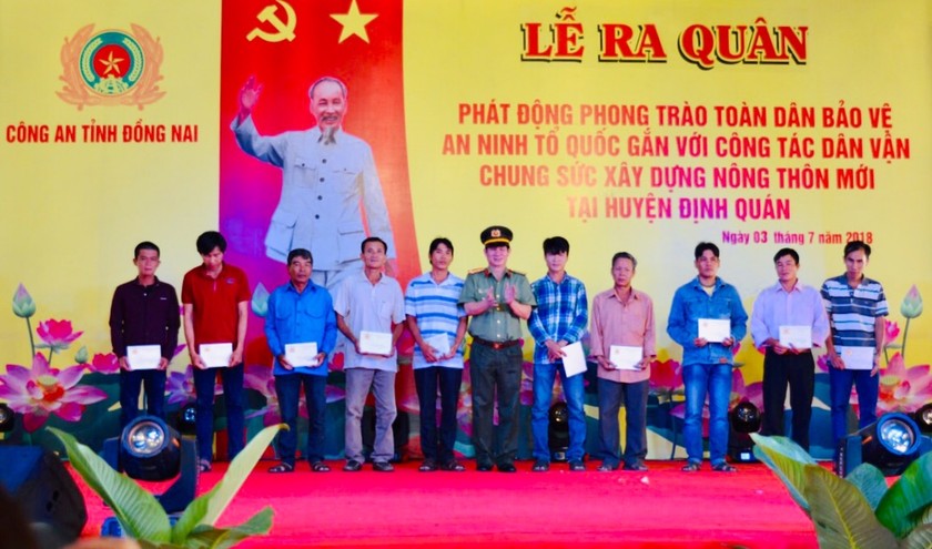 Đại tá Huỳnh Tiến Mạnh, Giám đốc Công an tỉnh Đồng Nai trao vốn vay từ quỹ cho người hoàn lương