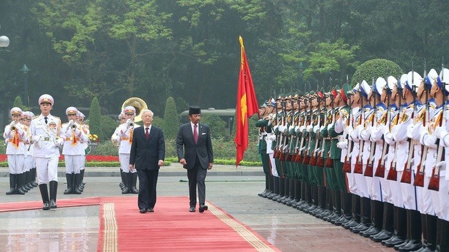 Tổng Bí thư, Chủ tịch nước Nguyễn Phú Trọng và Quốc vương Brunei Hassanal Bolkiah duyệt đội danh dự Quân đội nhân dân Việt Nam. Ảnh: TTXVN