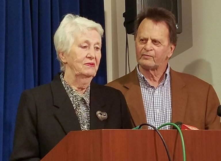 Ông Edwin Hardeman và vợ là bà Mary tại một cuộc họp báo ở San Francisco