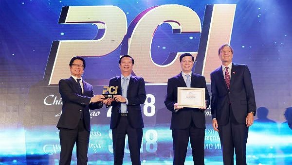 Ban Tổ chức trao kỷ niệm chương cho Quảng Ninh, địa phương có chỉ số PCI cao nhất năm 2018