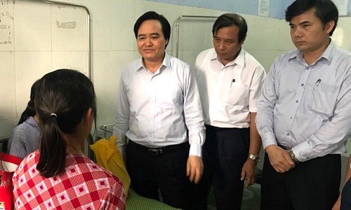 Bộ trưởng Phùng Xuân Nhạ thăm hỏi nữ sinh bị đánh
