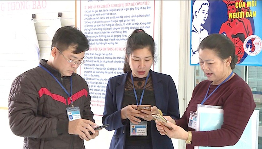 Các điều tra viên phường Trần Phú (thành phố Hà Giang, tỉnh Hà Giang) trao đổi cách sử dụng smartphone phục vụ cuộc tổng điều tra