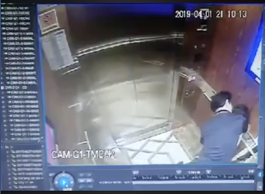 Hình ảnh ông Linh và bé gái trong thang máy. Ảnh cắt từ clip