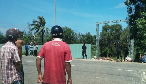 Lực lượng bảo vệ dự án Lan Anh Resort tiến hành rào chắn khu đất trong sự phản đối của người dân vào tháng 6/2017