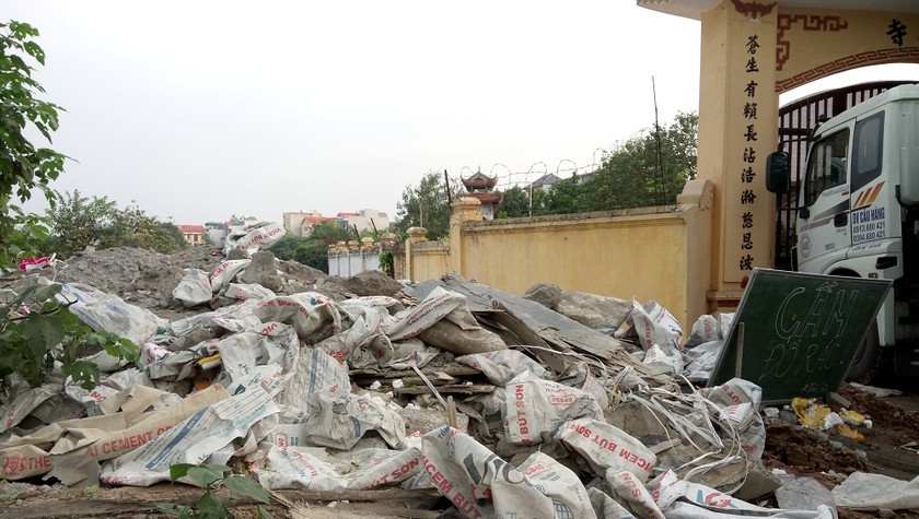 Bãi phế thải xây dựng mới bị đổ trộm bên cổng chùa Giao Quang