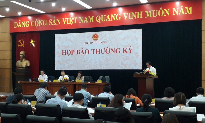 Ông Nguyễn Sinh Nhật Tân (bìa phải) trả lời câu hỏi về biên chế của Ủy ban Cạnh tranh Quốc gia