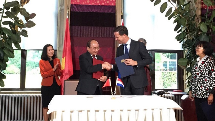 Thủ tướng Việt Nam và Thủ tướng Hà Lan trao các văn bản hợp tác song phương. Ảnh: Đại sứ quán Việt Nam tại Hà Lan