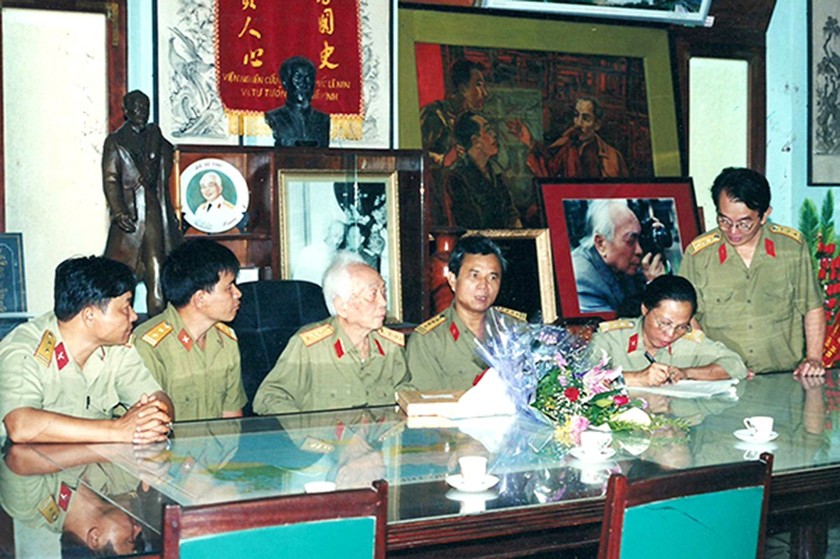 Đoàn cán bộ sưu tầm của Viện Bảo tàng Quân đội sưu tầm hiện vật của Đại tướng Võ Nguyên Giáp, tháng 7/2001