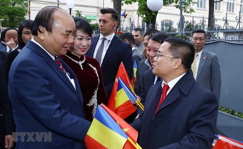 Thủ tướng Nguyễn Xuân Phúc và Phu nhân đến thăm và nói chuyện với cán bộ nhân viên Đại sứ quán và cộng đồng người Việt Nam tại Romania. (Ảnh: Thống Nhất/TTXVN)