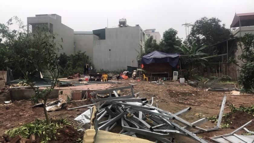 Khung cảnh tan hoang sau cưỡng chế của UBND xã La Phù đối với công trình trên đất gia đình anh Nguyễn Hưng Toàn và bố đẻ anh