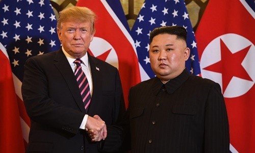 Tổng thống Mỹ Trump (trái) và lãnh đạo Triều Tiên Kim Jong-un tại Hà Nội ngày 27/2. Ảnh: AFP/VnE