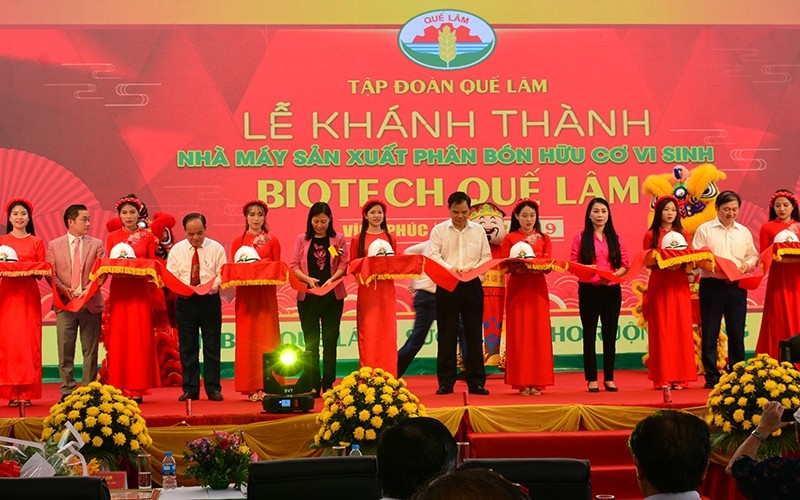 Các đại biểu cắt băng khánh thành, đưa vào hoạt động Nhà máy sản xuất phân bón hữu cơ vi sinh Quế Lâm Biotech