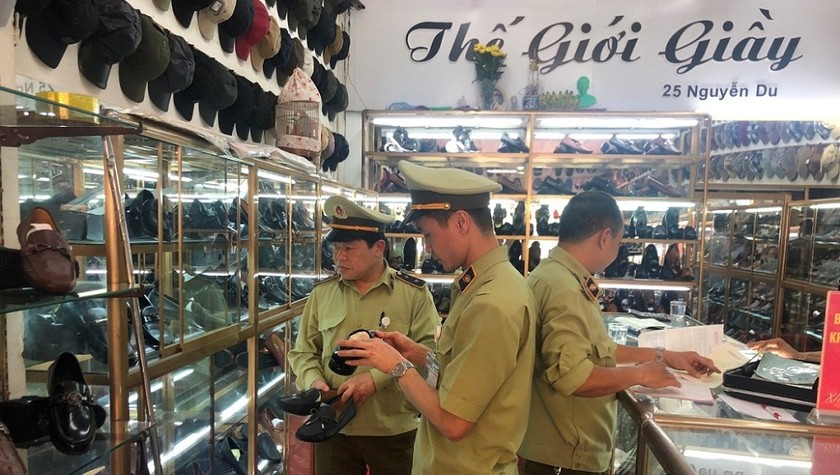 Cục QLTT Lạng Sơn kiểm tra một cửa hàng giày sử dụng facebook để bán hàng
