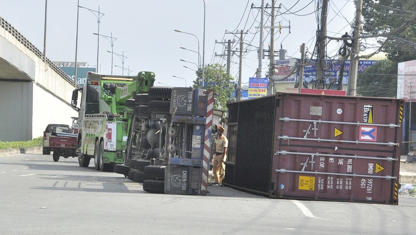 Một xe container tự lật tại khu vực đèn tín hiệu giao thông ở ngã tư Amata (TP Biên Hòa)