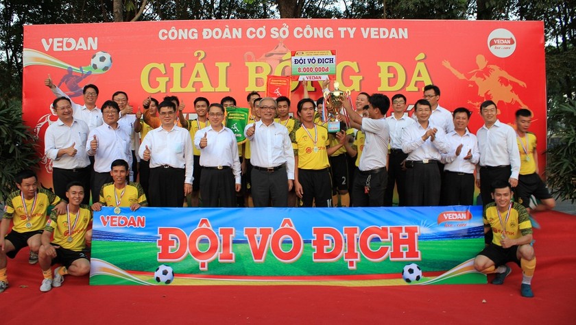 Ban Giám đốc Vedan chụp ảnh lưu niệm với đội vô địch