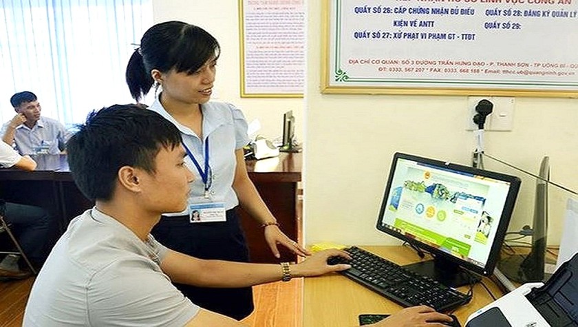 Cán bộ hộ tịch Hà Nội hướng dẫn người dân làm thủ tục đăng ký trực tuyến