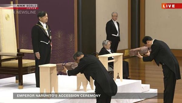 Tân Nhật hoàng Naruhito được trao báu vật thiêng tại lễ đăng cơ