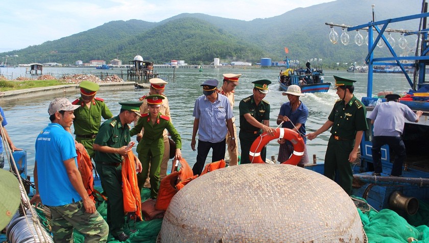 Lực lượng chức năng Đà Nẵng tuyên truyền cho ngư dân khai thác, bảo vệ nguồn hải sản. Ảnh: Bá Vĩnh