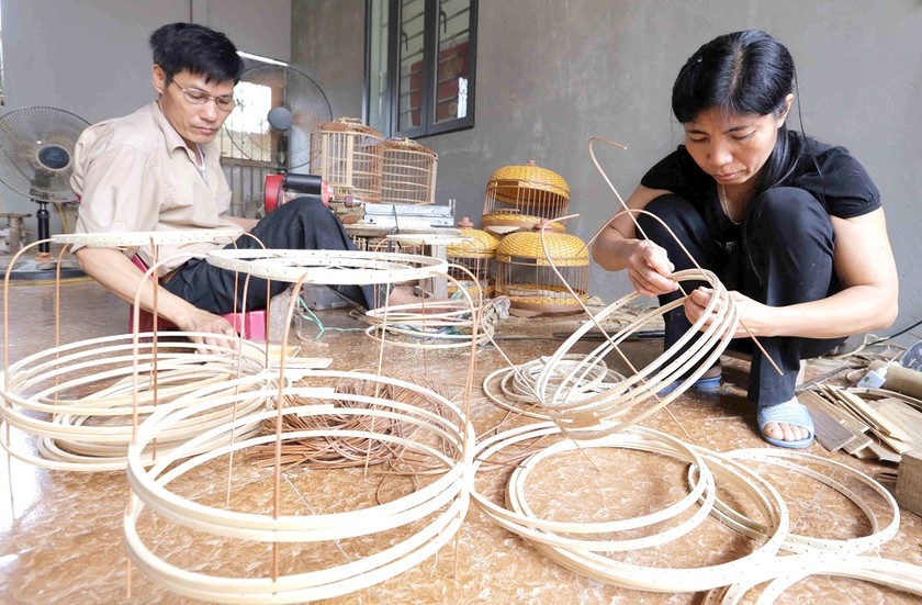Nhờ vốn vay ưu đãi, gia đình anh Nguyễn Đức Đổi (xã Dân Hòa, huyện Thanh Oai) đầu tư máy móc, phát triển nghề truyền thống, có việc làm và thu nhập ổn định