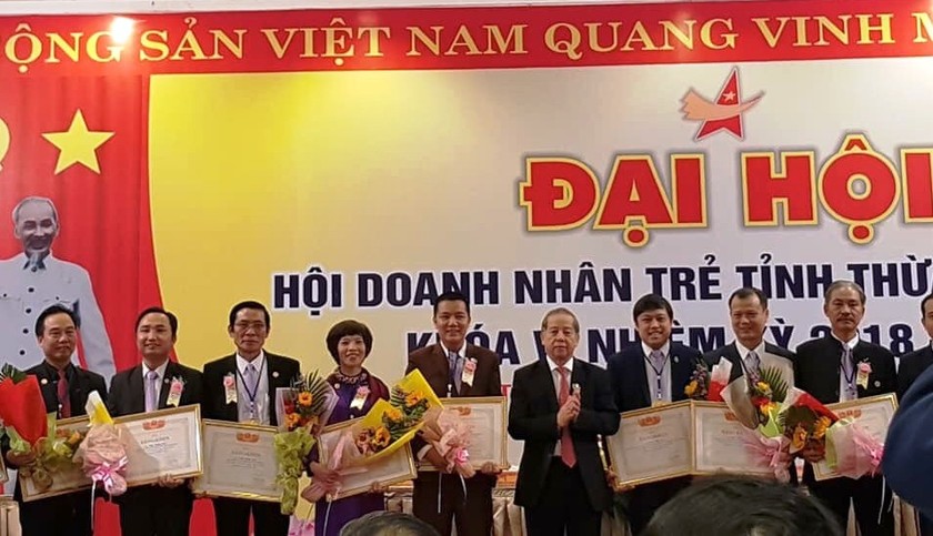 Anh Phượng (ngoài cùng bên trái) được Chủ tịch UBND tỉnh tặng bằng khen với những đóng góp tích cực của thương hiệu Trà Cung đình Huế