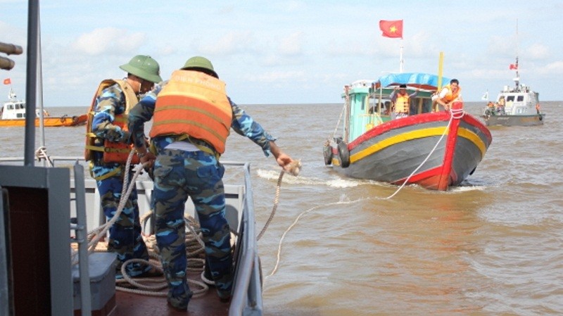 BĐBP Thái Bình lai dắt tàu cá gặp nạn trên biển. Ảnh: Hợp Khánh