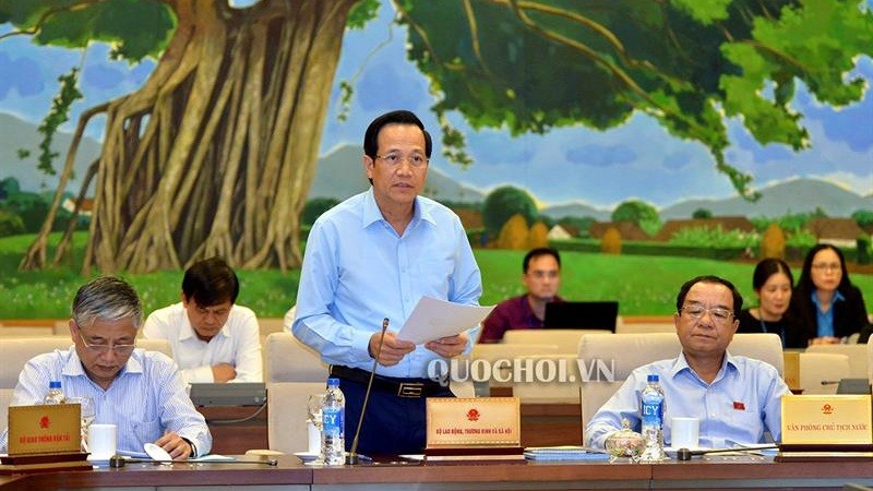 Bộ trưởng Bộ Lao động -Thương binh và Xã hội Đào Ngọc Dung trình bày báo cáo thuyến minh về việc gia nhập Công ước số 98 của ILO tại phiên họp. Ảnh: quochoi.vn