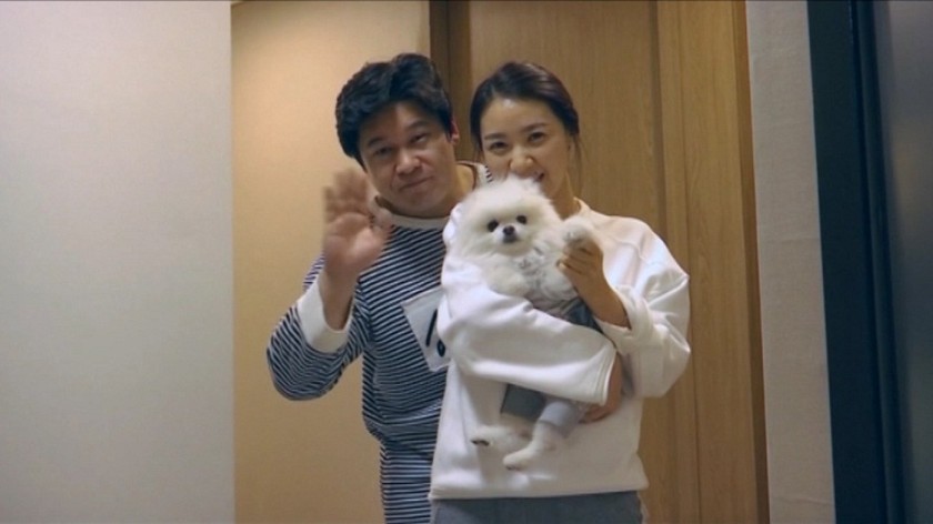 Vợ chồng anh Kang Sung-il và con chó cưng