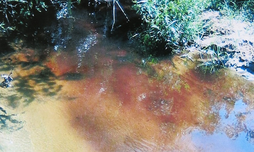 Hình ảnh được cho là nước thải từ nhà máy làm cho sông suối đổi màu