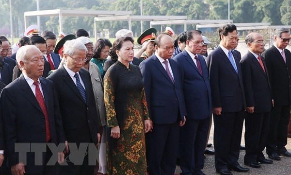 Đoàn đại biểu lãnh đạo, nguyên lãnh đạo Đảng, Nhà nước và MTTQ Việt Nam đến đặt vòng hoa và vào Lăng viếng Chủ tịch Hồ Chí Minh. (Ảnh: Dương Giang/TTXVN)