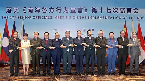 Thứ trưởng Ngoại giao Nguyễn Quốc Dũng (ngoài cùng bên phải) và quan chức các nước tại Hội nghị Quan chức cao cấp ASEAN - Trung Quốc về thực hiện DOC lần thứ 17 ở Hàng Châu, Trung Quốc. 
Ảnh VnE