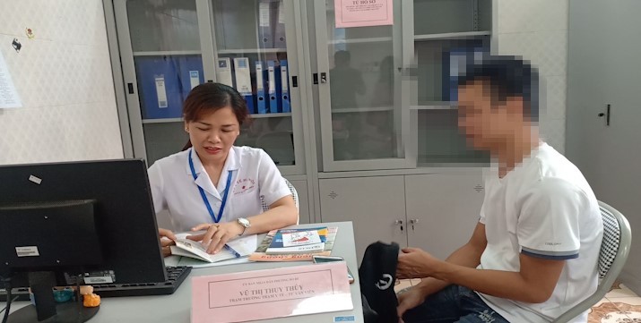 Người nghiện đến nghe tư vấn tại điểm Hỗ trợ, Tư vấn – Điều trị nghiện tại cộng đồng ở các trạm y tế trên địa bàn quận Long Biên
