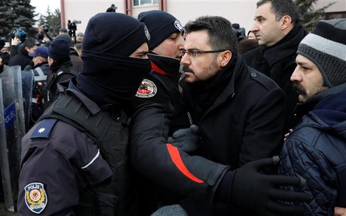 Cảnh sát Thổ Nhĩ Kỳ bắt giữ một người biểu tình. Ảnh: AP/VOV