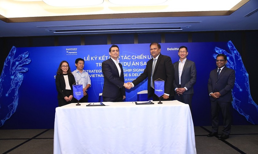 Đại diện Suntory PepsiCo Việt Nam và đại diện Deloitte ký kết thỏa thuận hợp tác