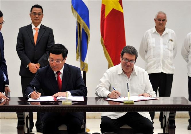 Phó Thủ tướng, Bộ trưởng Ngoại giao Phạm Bình Minh và Bộ trưởng Ngoại giao Cuba Bruno Rodríguez Parilla ký kết văn bản hợp tác. (Ảnh: Baoquocte)