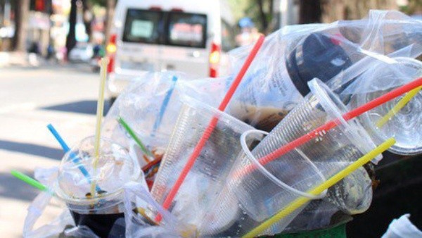 Nhiều vật dụng bằng nhựa dùng một lần gây ô nhiễm môi trường