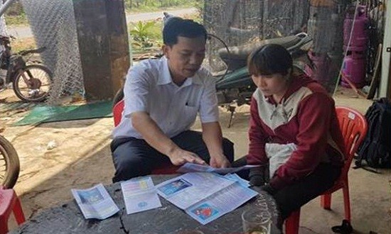 Ông Nguyễn Văn Chinh, Phó Giám đốc BHXH huyện M’Đrắk tư vấn về chính sách  BHXH tự nguyện cho người dân xã Ea M’doal