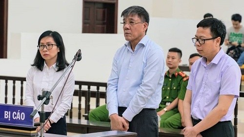 Các bị cáo (từ trái qua) Lan, Khạnh, Hùng tại phiên tòa