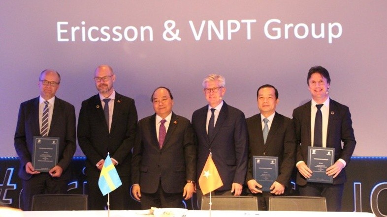Thủ tướng Chính phủ Nguyễn Xuân Phúc chứng kiến đại diện VNPT và Ericsson ký Thỏa thuận hợp tác về mở rộng, phát triển các tiềm năng của công nghệ IoT (Internet of Thing)