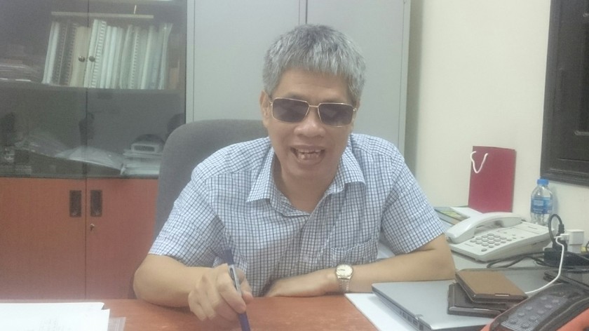 Ông Đinh Thanh Tùng-Phó Chủ tịch Thường trực HNMVN trao đổi sự việc với phóng viên
