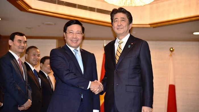 Phó Thủ tướng Phạm Bình Minh và Thủ tướng Nhật Bản Shinzo Abe. Ảnh: Thế giới và Việt Nam