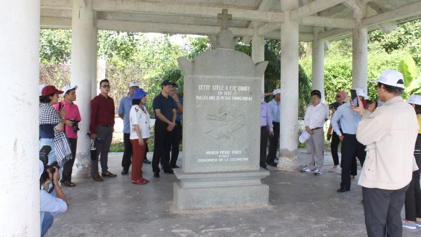 Du khách thập phương tham quan bia tưởng niệm Danh nhân văn hóa dân tộc Trương Vĩnh Ký