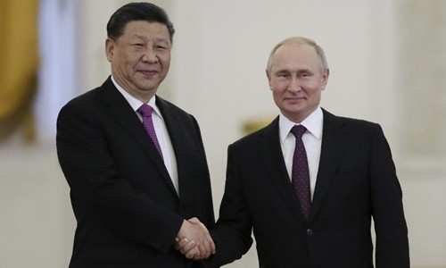 Tổng thống Nga Putin (phải) và Chủ tịch Trung Quốc Tập Cận Bình tại Moskva ngày 5/6. Ảnh: AFP/VnE